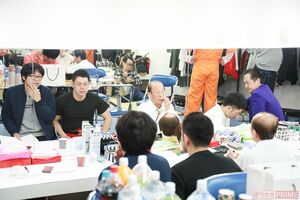 男性の楽屋での様子。　撮影／森田晃博