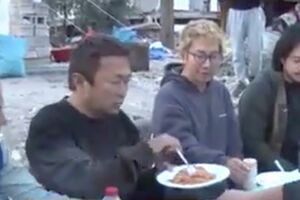 食糧が行き届かない被災地トルコで、食事を楽しむガーシー議員(FNNプライムオンラインより)