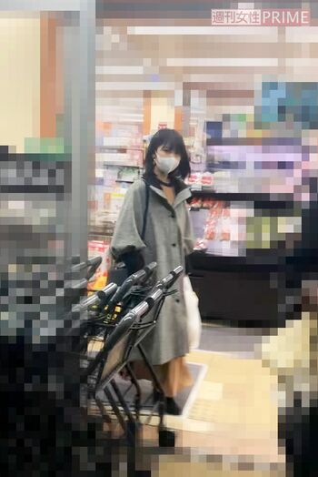 マスクをつけて慣れた手つきで食材を買っていた浜辺美波('20年1月)