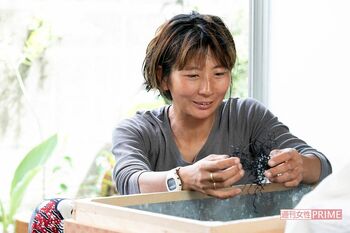 乾燥させたヒジキをひとつひとつ手作業でチェックしてごみを取り除き、納品の準備を行う