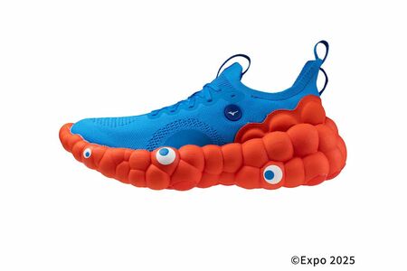 都内で 大阪万博、MIZUNO『ミャクミャク』スニーカーが「めっちゃ気持ち 靴