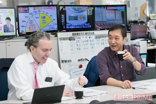 【8:30】到着してすぐに台本などをチェック。さらにその後、出演者＆スタッフで1時間ほど打ち合わせ。デーブ・スペクターのジョークにタジタジ!?　撮影／山田智絵