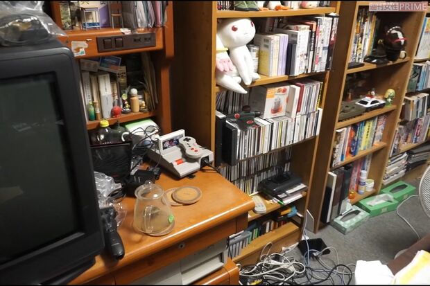 竹内さんの自室。学習机には懐かしいゲーム機やブラウン管のテレビが置かれている。家具の配置はこれまでほとんど変わっていない