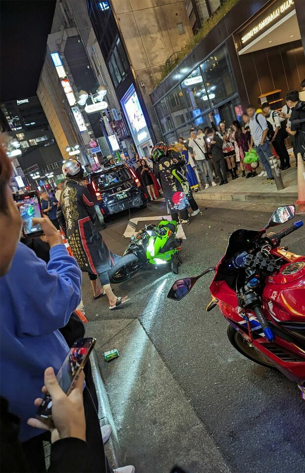 10月31日の渋谷ハロウィン、バイクとタクシーの追突事故後が撮られた写真。容赦無く周囲からカメラを向けられるバイク男性（SNSより）