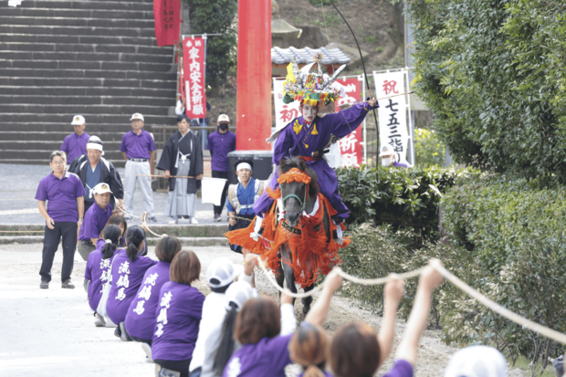 時に身を乗り出しながら、流鏑馬を熱心にご覧に（撮影／JMPA）