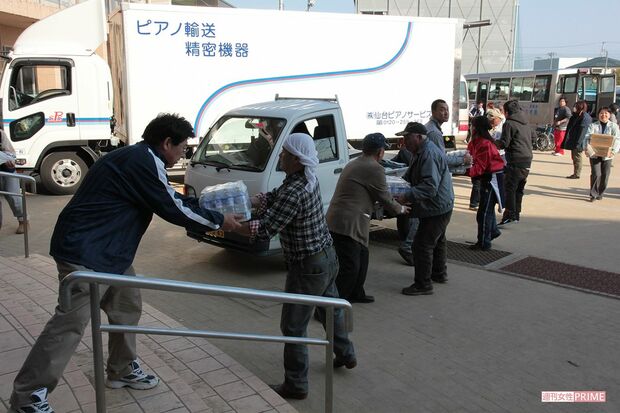 仙台市の避難所で助け合う人たち（2011年3月13日）