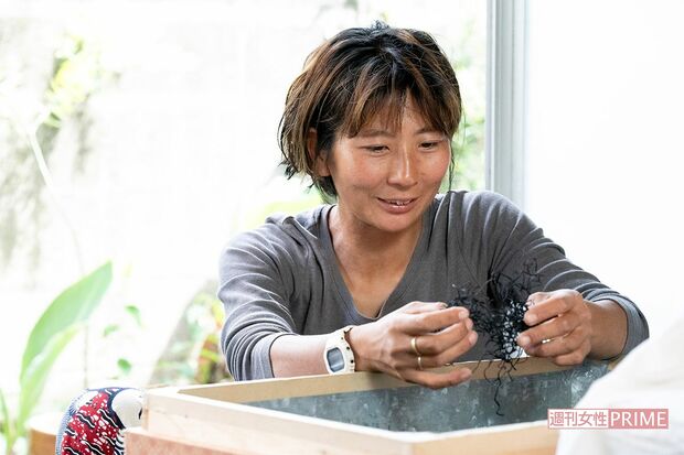 乾燥させたヒジキをひとつひとつ手作業でチェックしてごみを取り除き、納品の準備を行う