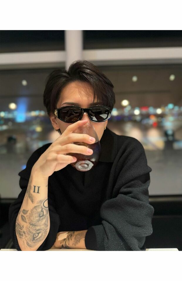 10月10日、順調に増えてきたタトゥーを見せる岩橋（岩橋玄樹公式インスタグラムより）