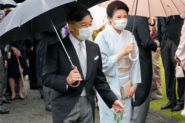 天皇、皇后両陛下は傘をさしながら園遊会に参加された　撮影／JMPA（伊藤和幸）