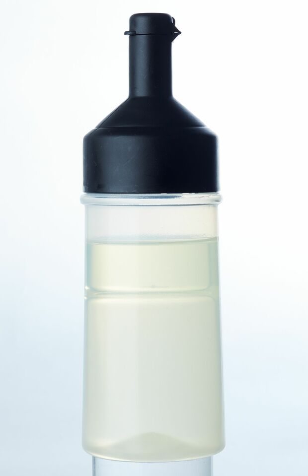 清潔な保存容器に料理酒4（200ml）：サラダ油1（50ml）を入れるだけ！（撮影／鈴木泰介）
