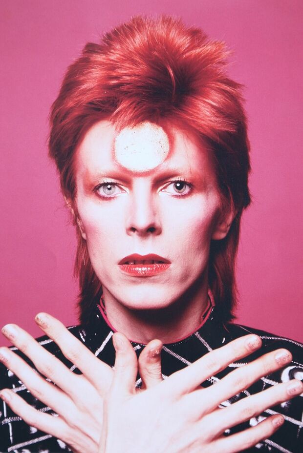 カリスマ的人気のロック歌手・デビッド・ボウイが来日時のヘアメイクも担当。「日本のムーンを描いてほしい」という要求に応えた。衣装は山本寛斎さん