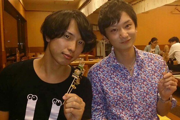 路上でパフォーマンスを始めたころ。自身の原点である絵を描くことが希望になる(c)MAGOCREATION