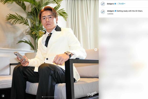 MLBオールスター戦のレッドカーペットショーに、ホテルのベルボーイ風な装いで登場した山本由伸。超高級腕時計を着用(ドジャースの公式インスタグラムより)