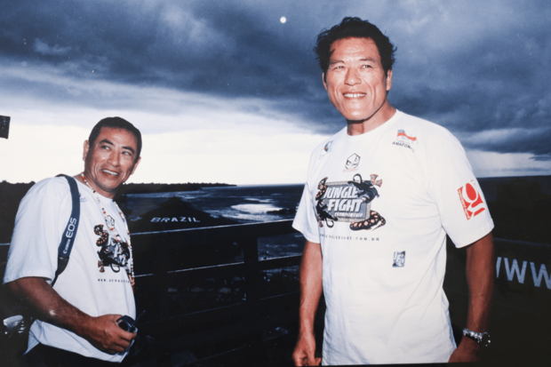 2003年9月、ブラジルのマナウスで行われた格闘技大会「ジャングル・ファイト」にて。啓介さんは現地コーディネーターも務める