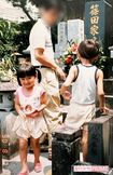 父と兄と一緒に篠田家のお墓参りに行く4歳の篠田麻里子 こういった行事も欠かさない家庭だった(親族提供)