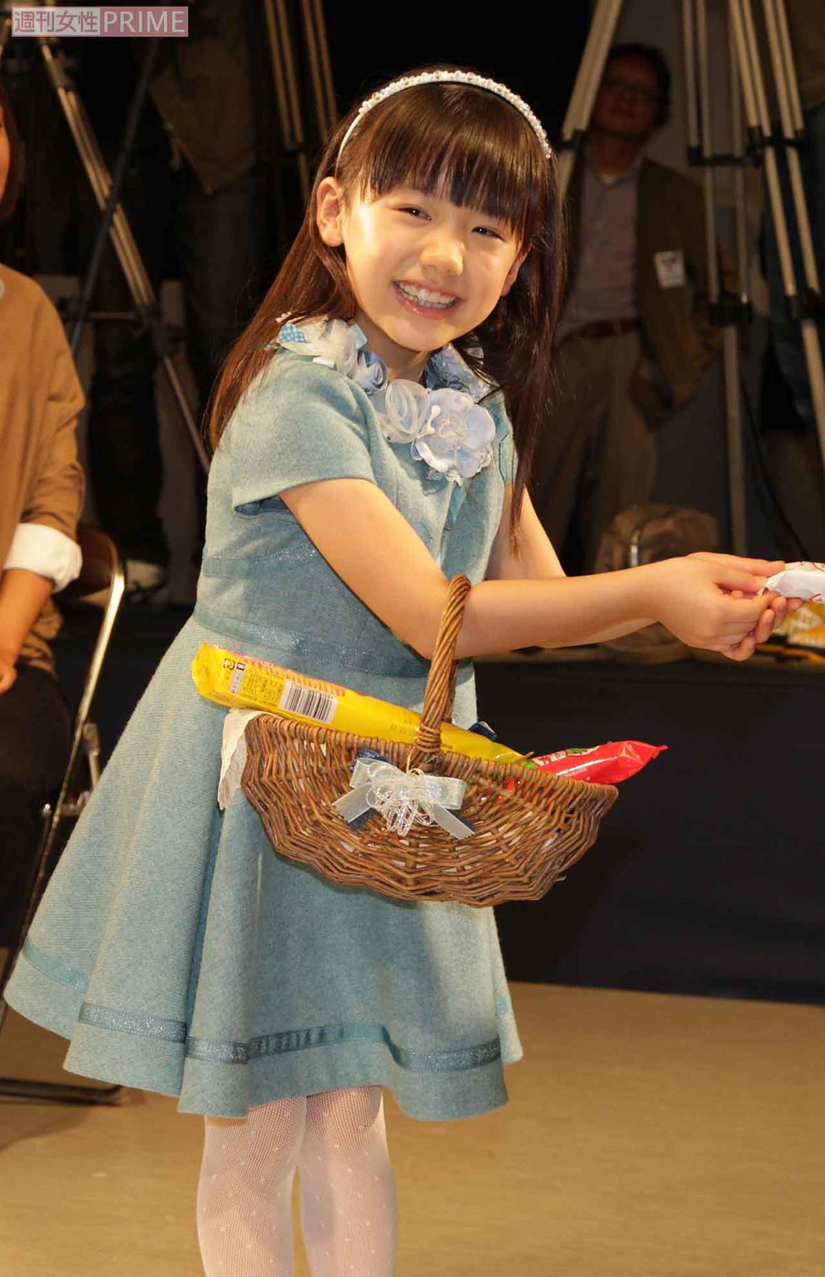 芦田愛菜の画像・写真 お菓子メーカーのCM発表会で、出席者にプレゼント。当時7歳（2011年10月19日） 4枚目 週刊女性PRIME