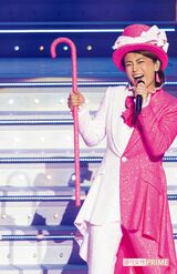 ピンク×白のスーツにステッキというキュートないでたち。『Call Me Kii』などをノリノリで　撮影／廣瀬靖士