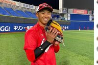 カープ中村奨成「野球に真摯に」年俸100万円ダウンで契約更改も“女性トラブル”はお咎めナシ 秋季練習不…