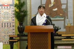 穏やかな語り口。講話には外国人観光客の姿も