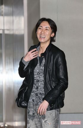 婚姻届を提出した翌日、幸せそうに笑顔を浮かべる矢部浩之('13年)