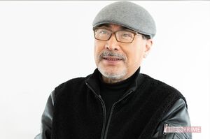 インタビューを受けるラッツ&スターの桑野信義