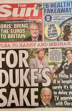「ハリーとメーガン妃にお願いだ。殿下のために番組の放送を延期してほしい」と訴えるサン紙（3日付、筆者撮影／東洋経済オンライン）