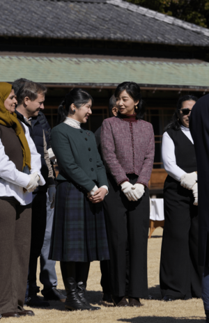 皇室の伝統行事「外交団鴨場接待」で、愛子さまと佳子さまは各国の駐日大使夫妻らと英語で交流するなどホスト役を務めた（2025年2月14日）