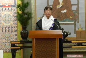 穏やかな語り口。講話には外国人観光客の姿も