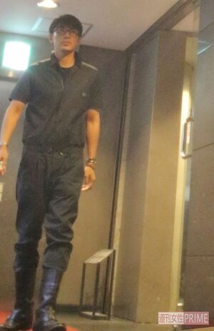 黒つなぎにひざ下まである黒の革ブーツの藤木直人。まるでバイカーのよう