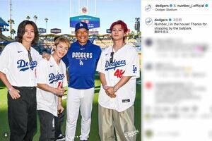 ドジャースの始球式に登場したNumber_iの平野紫耀。着用した時計がロレックスの「デイデイト36レインボー」ではないかと話題に(公式インスタグラムより)