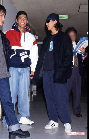 紅白の楽屋口にておしゃべりする香取慎吾と木村拓哉（'94年）