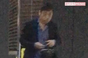 会場前で迷う香川照之