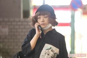 電話をかけながら歩く広田レオナ（'17年7月）