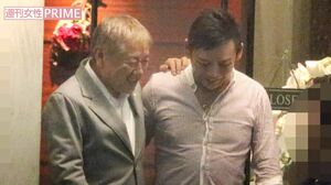 '13年4月7日、都内で行われていたりえの誕生日会。長友さんの隣はヘアメイクのカリスマ黒田啓蔵氏