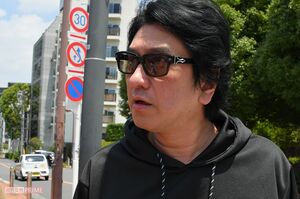 直撃に対し、驚きの表情を浮かべる川崎麻世