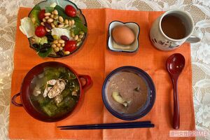 ある日の朝食メニュー（2）豚肉入りブロッコリースープ、アーモンドミルクヨーグルト（ココアパウダー、キウイ、コラーゲンパウダー『コラゲネイド（新田ゼラチン、プロテインパウダー入り）』）、豆たっぷりサラダ、ゆで卵、紅茶