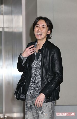 婚姻届を提出した翌日、幸せそうに笑顔を浮かべる矢部浩之（'13年）