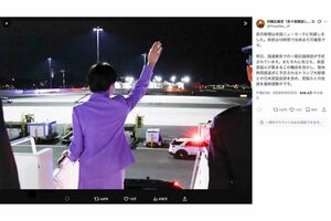 高市早苗首相が手を振る先には誰もいなかった(内閣広報官の公式Xより)