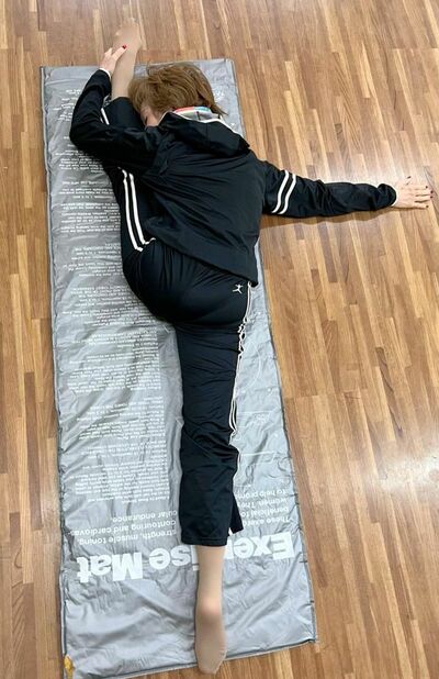 ステージ前の柔軟。毎日続けてきたからこその柔らかさ！（本人提供）