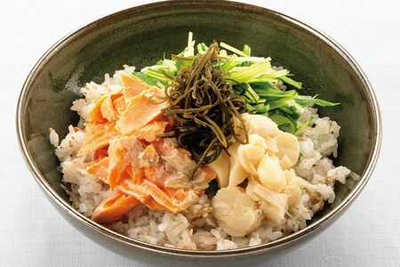 サケとホタテ缶のどんぶり 撮影/向村春樹