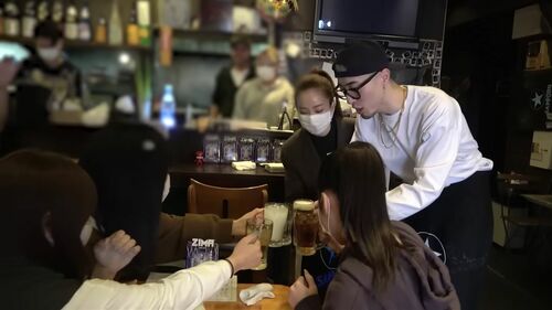 中町綾は水で、兄のJPはビールで予約客と乾杯(中町兄妹のYouTubeより)