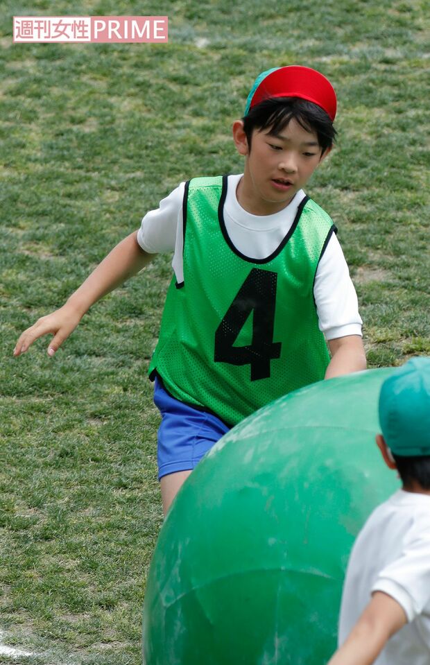 2018年5月、6年生の悠仁さまが小学校最後の運動会に臨まれた際の1枚。直径約１メートルの大玉を転がしてリレーする「大玉おくり」にご出場。同級生と力を合わせて大玉を転がし、勢い余ってコーンにぶつかる場面も。ご両親も保護者席から笑顔で見守られていた。