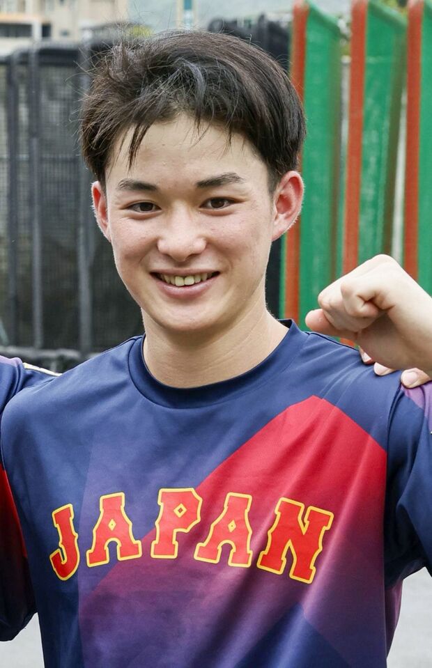 丸田湊斗（慶應義塾高校）。甲子園優勝の慶應義塾で活躍。“美白王子”としても注目されフォロワーは約7万人（写真／共同通信より）
