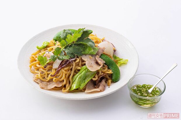 オイスターソースとナンプラーの風味が食欲をそそる「春野菜たっぷりエスニック焼きそば」と焼きそばの“味変”にピッタリ「青とう酢」調理／みないきぬこ　スタイリング／中村弘子　撮影／廣瀬靖士