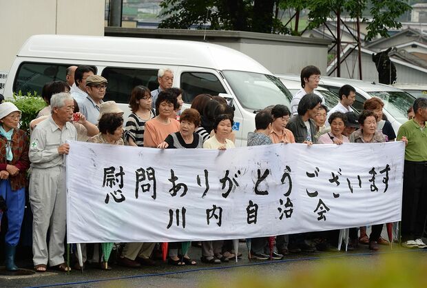 慰問先では、限られた時間で多くの人と触れ合えるよう両陛下は別々にお声がけを行っている