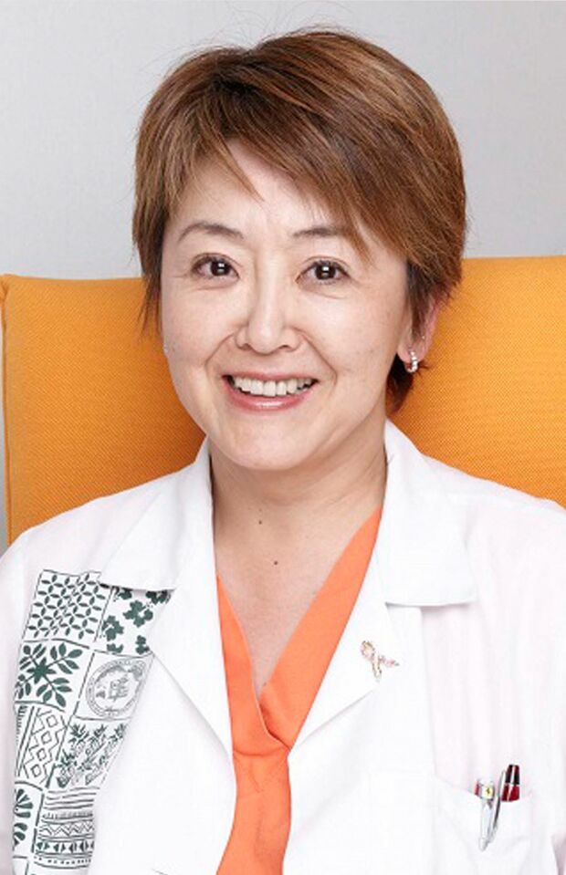 岩平佳子先生●形成外科医。東邦大学医学部形成外科学講座助教授等を経て、2003年、ブレストサージャリークリニックを開設。人工物による乳房再建の第一人者。著書に『これからの乳房再建BOOK』など。