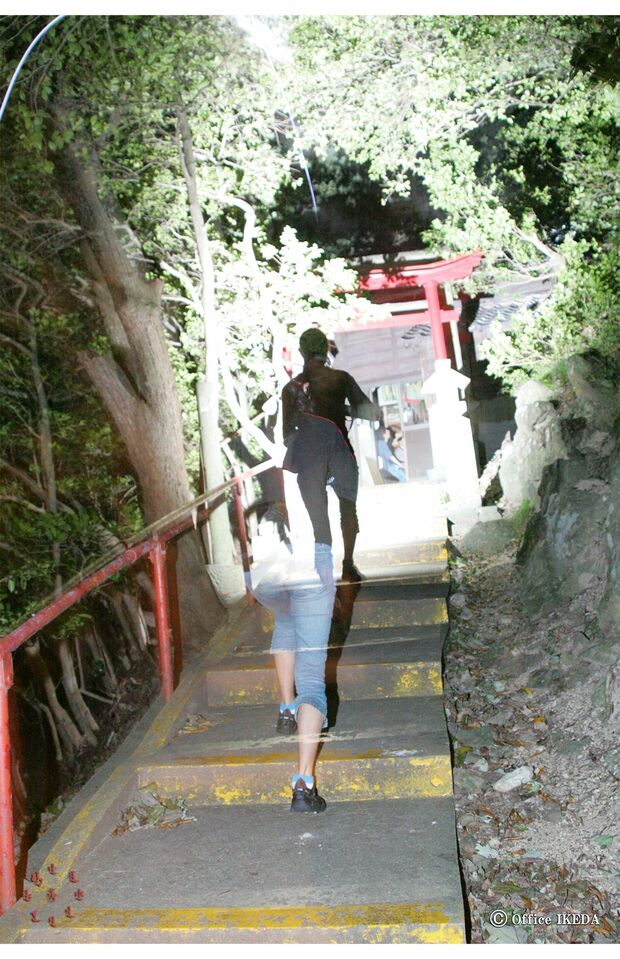 基本的に身体が消えて写っている写真は、ケガ、病気、もしくは命を落とすことの予兆。この上半身が消えた被写体の女性は、この写真を撮って3か月後に亡くなった（※掲載している心霊写真はすべて除霊済みです）（写真提供／池田武央）