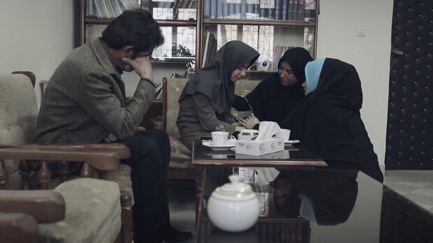 『少女は夜明けに夢をみる』　（C）Oskouei Film Production