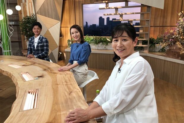 8月15日に撮影した中京テレビ『キャッチ!』の木曜メンバーとの写真。いちばん手前が恩田千佐子アナ（本人提供）