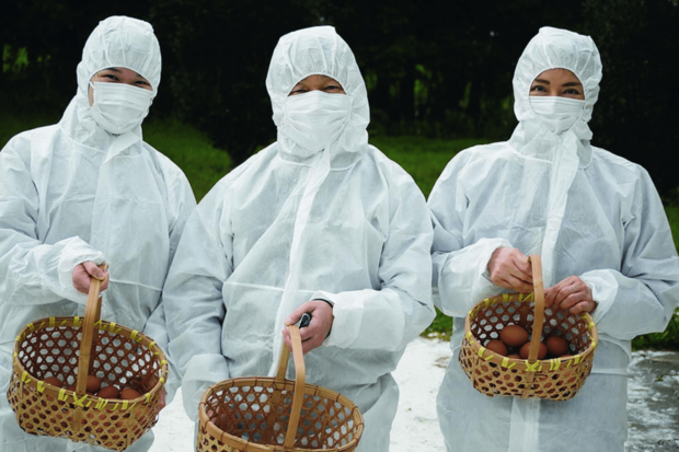 今年6月。御料牧場の鶏舎にて採卵をされたお三方。衛生面におけるリンクコーデだが、マスクをされていてもわかる笑顔が印象的（写真提供／宮内庁）